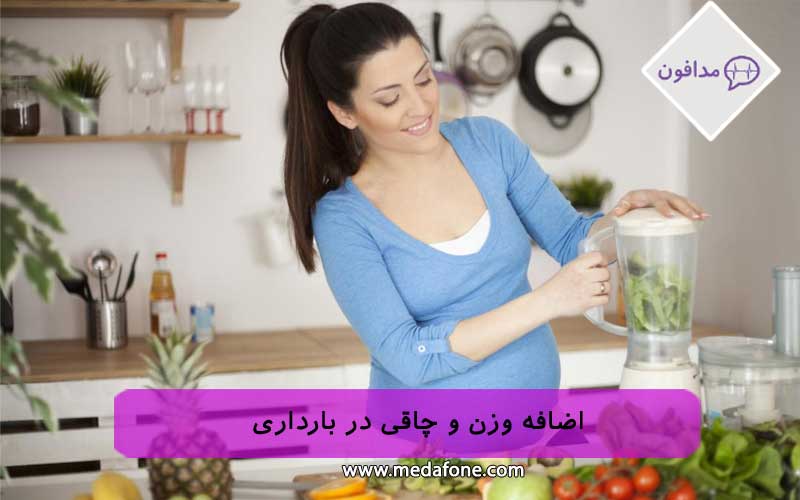 زن سالمی در حال درست کردن غذای سالم